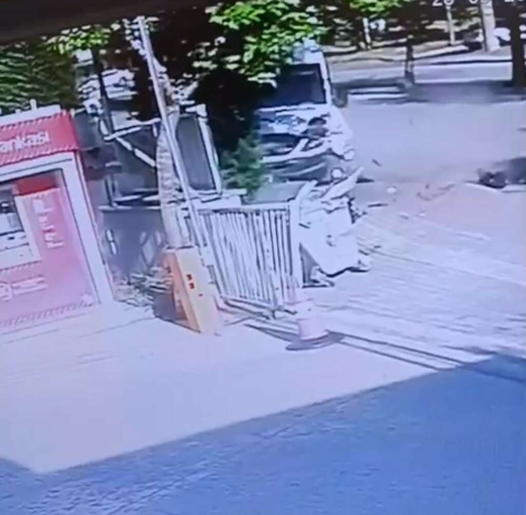 Bursa’da bankamatikten para çekti, servis aracının altında kaldı…O anlar kamerada