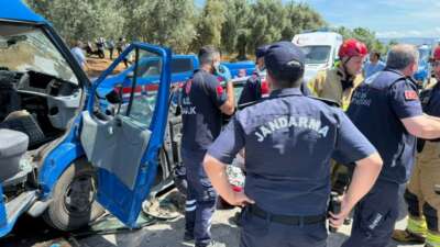 Bursa’da hatalı sollama yapan otomobil jandarma ekibiyle çarpıştı: 1 ölü 2 yaralı