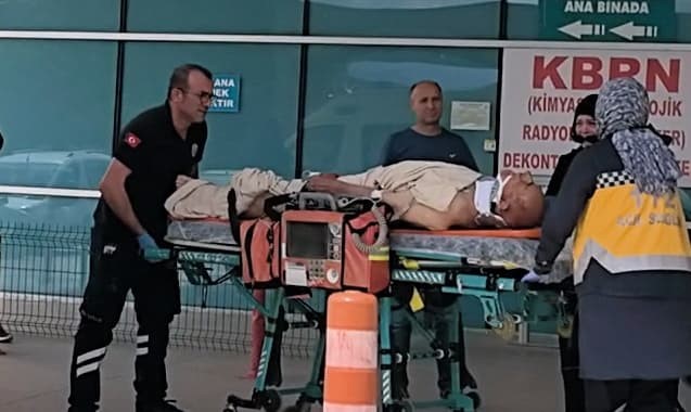 Bursa’da motosiklet ile bisiklet çarpıştı; 1’i ağır 3 kişi ağır yaralandı