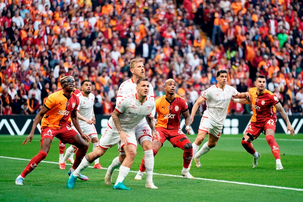 Lider Galatasaray, Sivasspor’u farklı geçti
