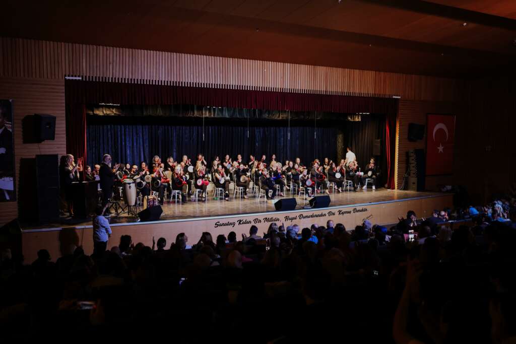 Gemlik Ritim Grubu’ndan enerji dolu konser