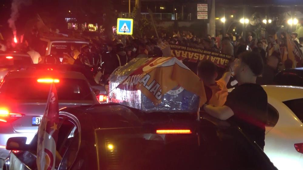 Bursa’daki şampiyonluk kutlamalarında Fenerbahçe tabutu taşındı