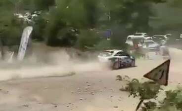 Bursa’da faciadan dönüldü: Ralli aracı seyircilerin arasına daldı!