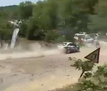 Bursa’da faciadan dönüldü: Ralli aracı seyircilerin arasına daldı!