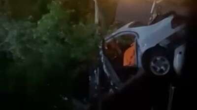 Bursa’da otomobil bahçeye uçtu