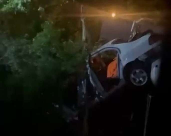 Bursa’da otomobil bahçeye uçtu