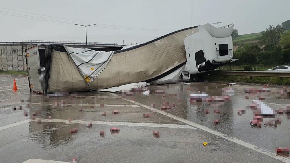 Bursa’da alkol yüklü TIR devrildi: Trafik durma noktasına geldi!