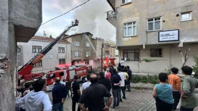3 katlı binanın çatı katı alevlere teslim oldu