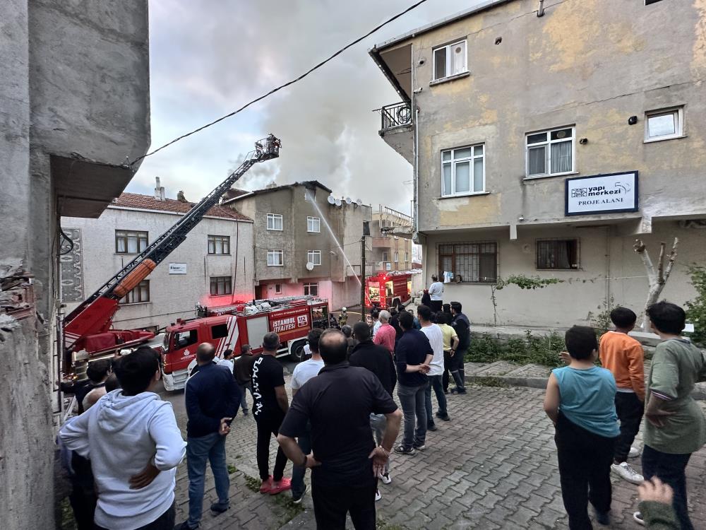 3 katlı binanın çatı katı alevlere teslim oldu