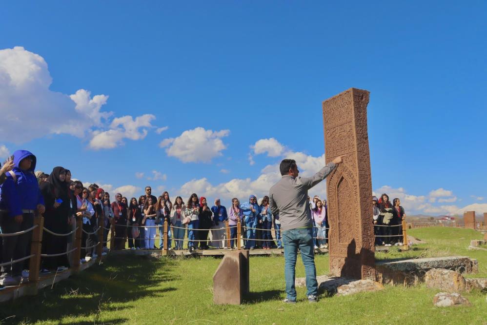 Bursalı gençler, Cumhurbaşkanlığı Ahlat Külliyesi’nde