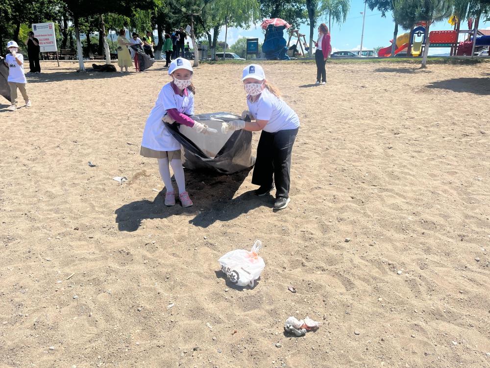 Minik gönüllülerden İznik’te sahil temizliği