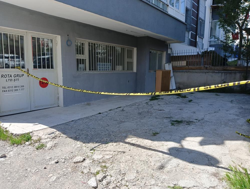 Ailesinin eski kocasıyla barışma ısrarlarına öfkelenen genç kadın 4. kattan atladı