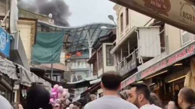 Bursa’da Tarihi Uzun Çarşı’da korkutan yangın: Çatı katı alev alev yandı