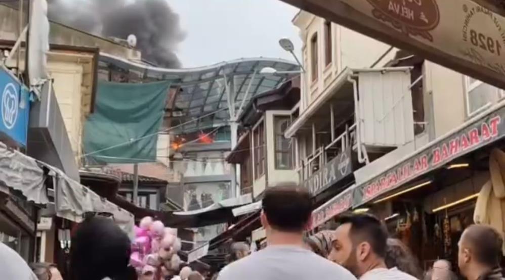 Bursa’da Tarihi Uzun Çarşı’da korkutan yangın: Çatı katı alev alev yandı Bursa’da Tarihi Uzun Çarşı’da korkutan yangın: Çatı katı alev alev yandı