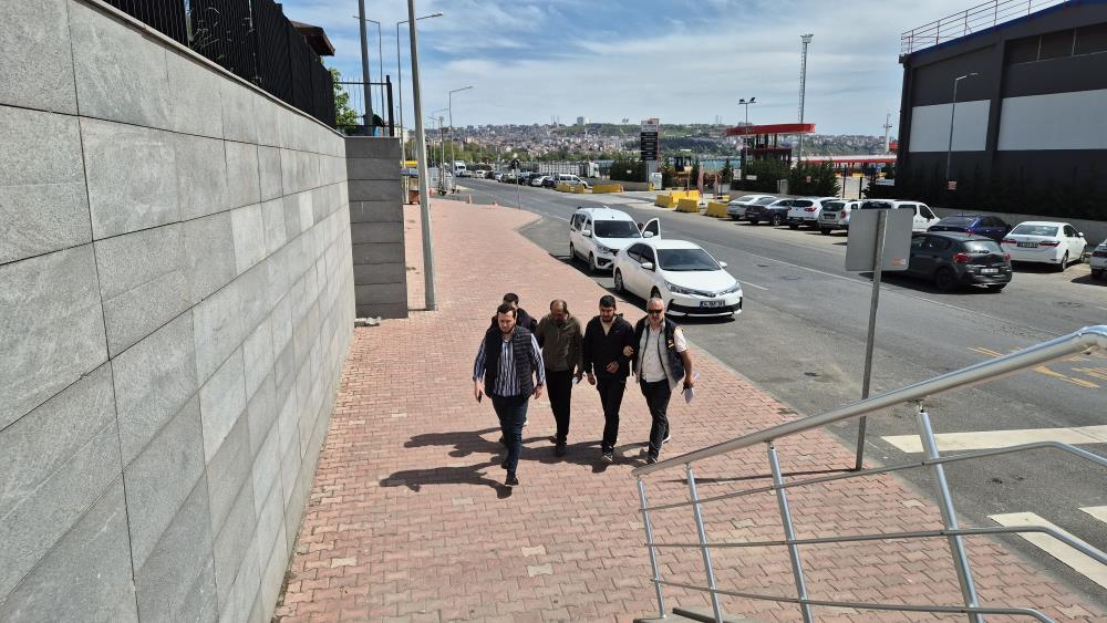 Yardıma gittiği evin çocuğu tarafından boğazından bıçaklanmıştı: 2 kişi tutuklandı