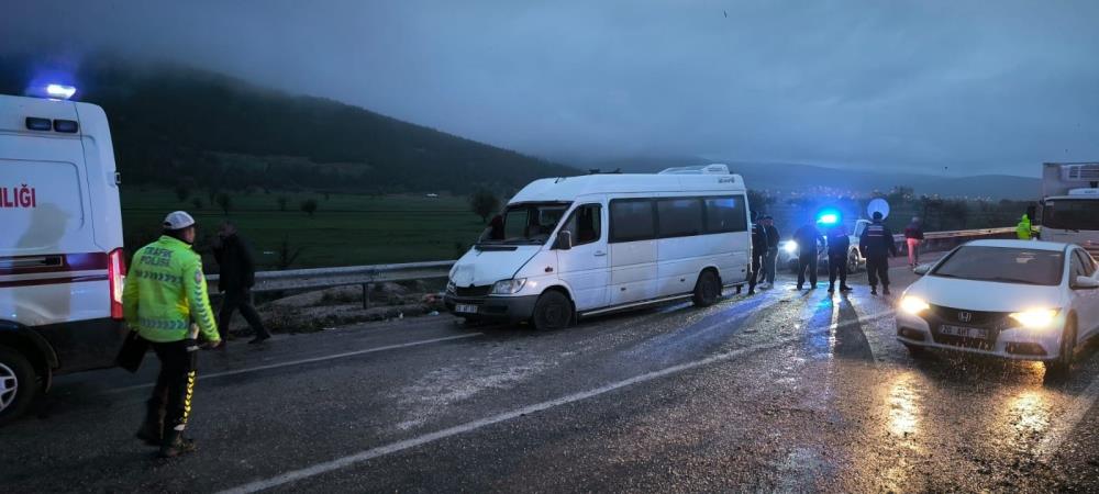Tekstil işçilerini taşıyan minibüs karşı şeride geçerek otomobille çarpıştı: 1’i ağır 13 yaralı