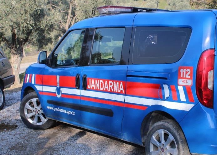 Yol kenarında darp edilmiş ve bıçaklanmış halde bulundu Yol kenarında darp edilmiş ve bıçaklanmış halde bulundu
