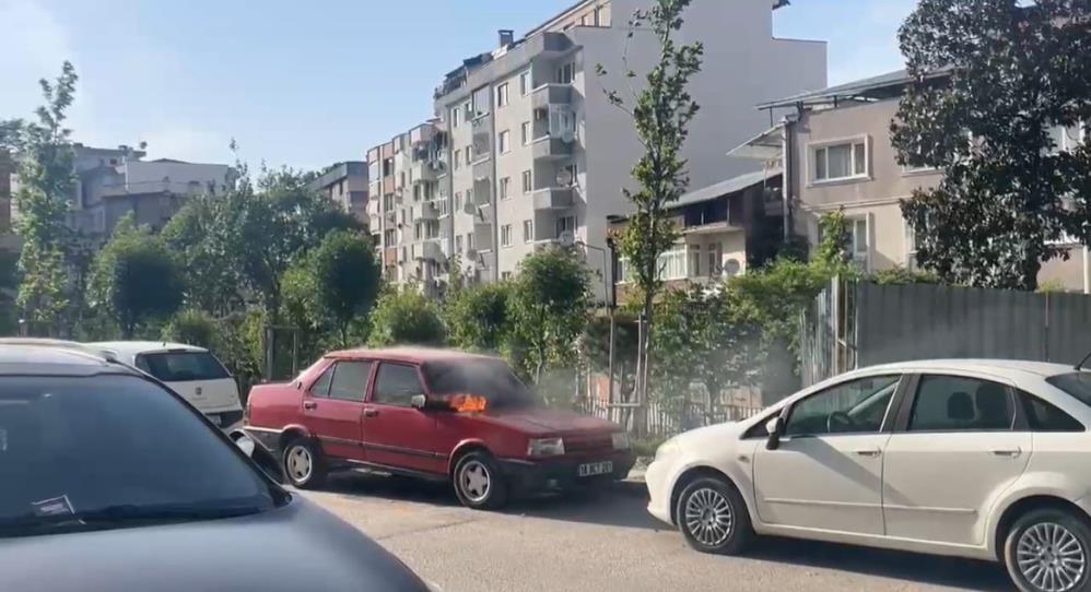 Bursa’da park halindeki otomobil alev alev yandı