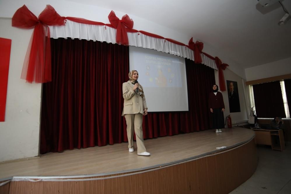 İnegöl’deki Öğrencilere “Dijital Güvenlik” Semineri