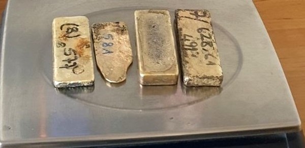 Kadın yolcu iç çamaşırına ve koltuk altlarına gizlediği 2 kilo altın ile yakalandı Kadın yolcu iç çamaşırına ve koltuk altlarına gizlediği 2 kilo altın ile yakalandı