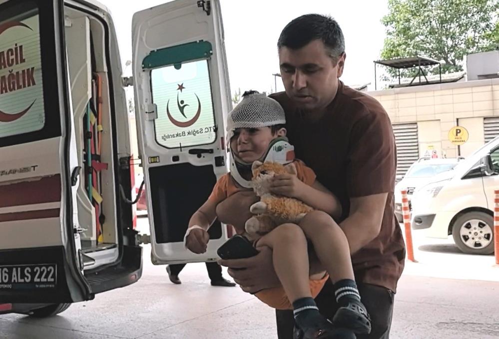 Bursa’da kazada yaralandı, oyuncağını elinden hiç bırakmadı