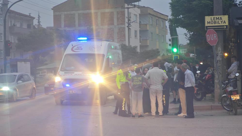 Bursa’da dönüş yapan otomobil ile motosiklet çarpıştı: 2 yaralı