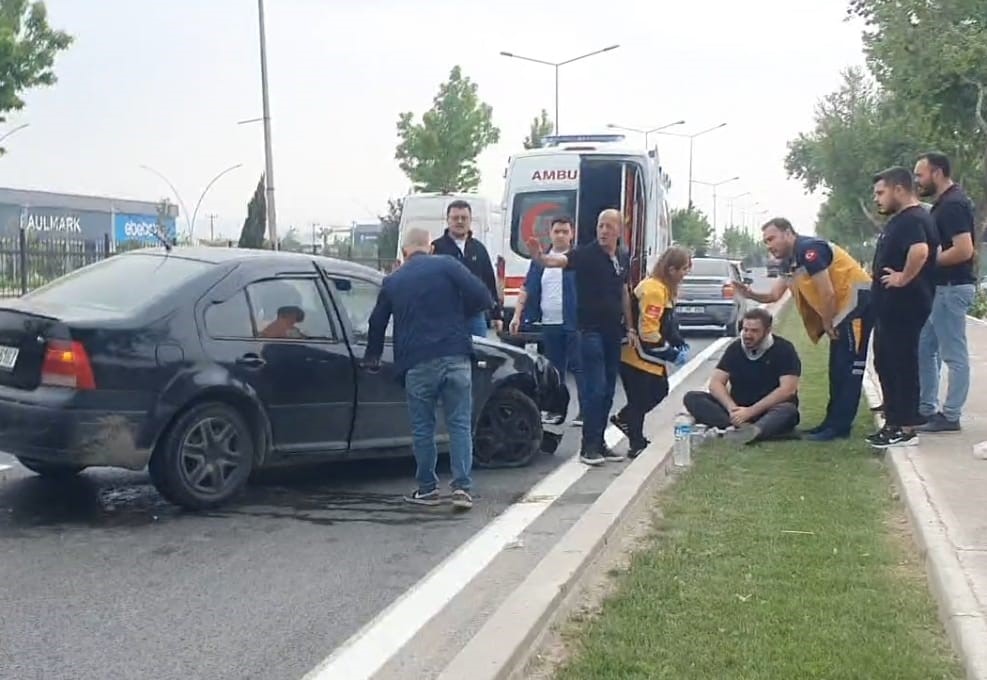 Bursa’da bariyere çarptı yaralandı Bursa’da bariyere çarptı yaralandı