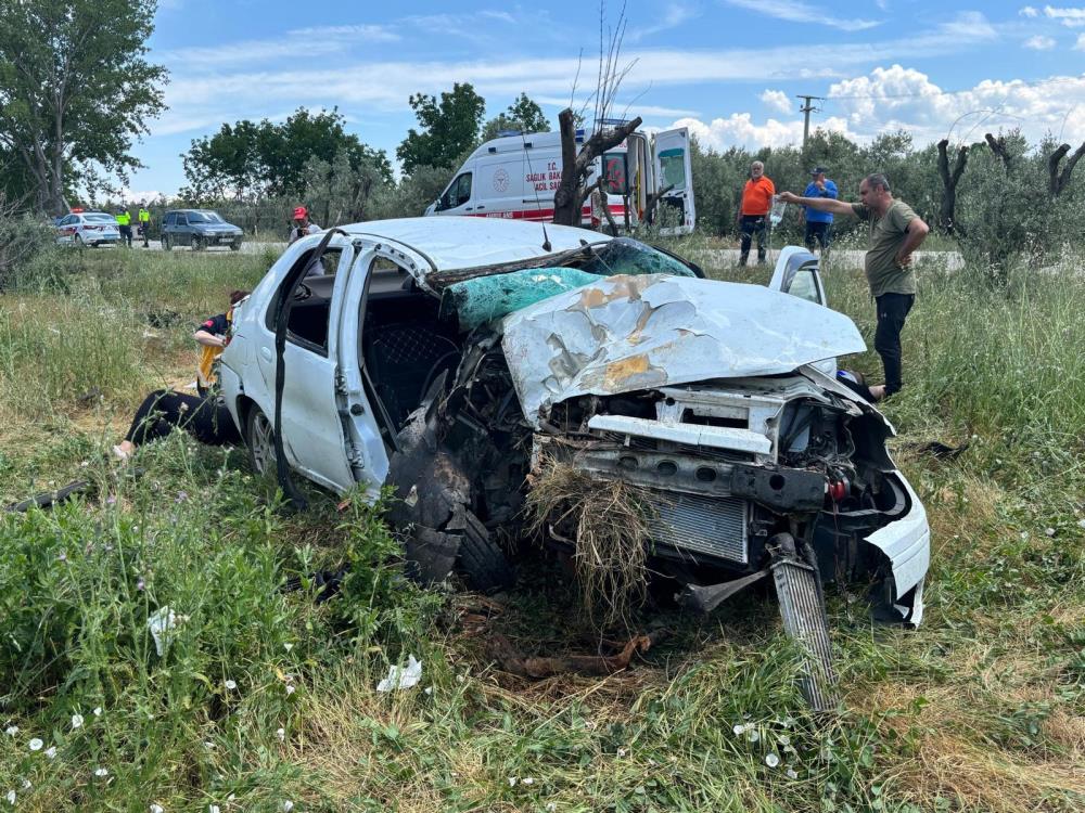 Bursa’da otomobil zeytinliğe uçtu