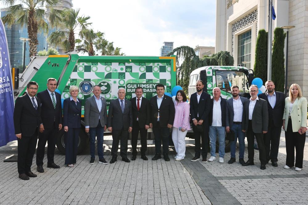 Bursa Büyükşehir’den Studeniçani Belediyesi’ne çöp kamyonu desteği
