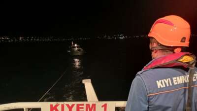Çanakkale Boğazı’nda içinde 5 kişinin bulunduğu tekne kurtarıldı