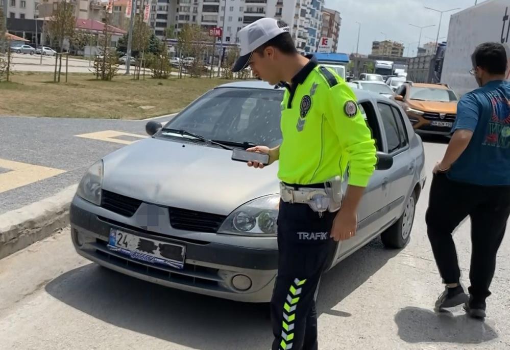 Plakasını bantla kapatıp yola çıktı, yakalanınca, “Cenazemiz var” dedi