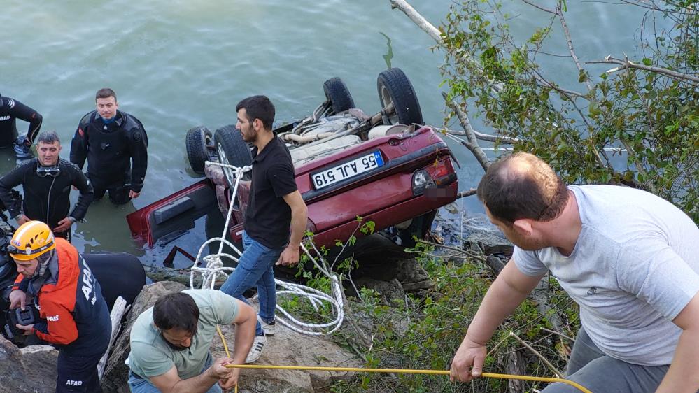 Ehliyetini yeni alan genç, baraj gölüne uçarak hayatını kaybetti