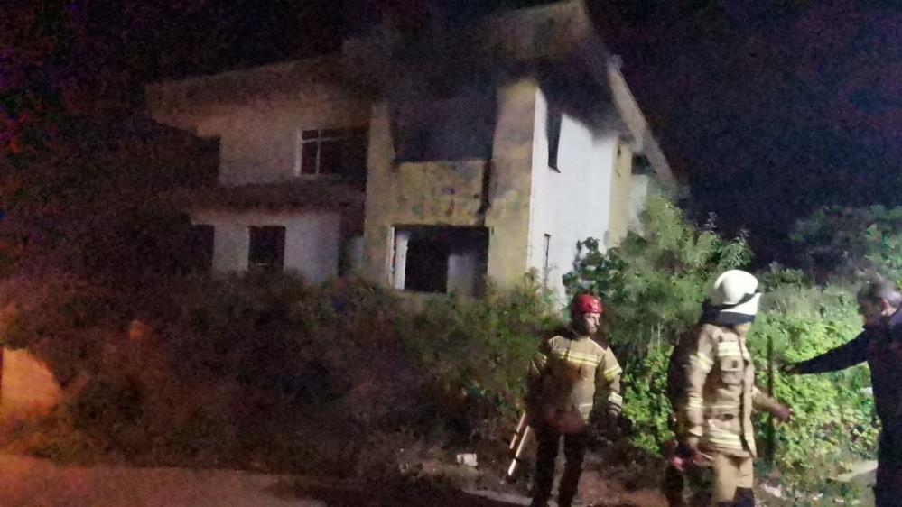 Bursa’da metruk bina yandı