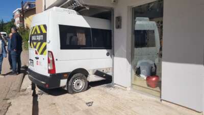 Öğrenci servisi iş yerine daldı