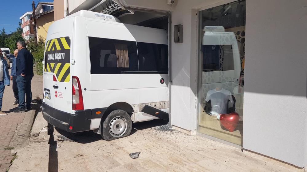 Öğrenci servisi iş yerine daldı