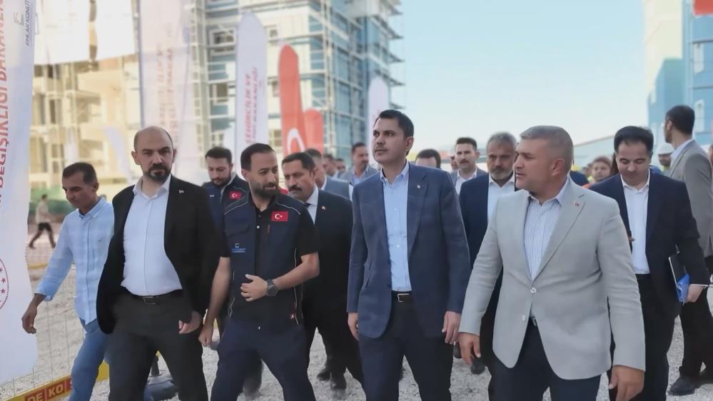 Bakan Kurum, 1 Mayıs Emek ve Dayanışma Gününü Deprem bölgesi klibiyle kutladı