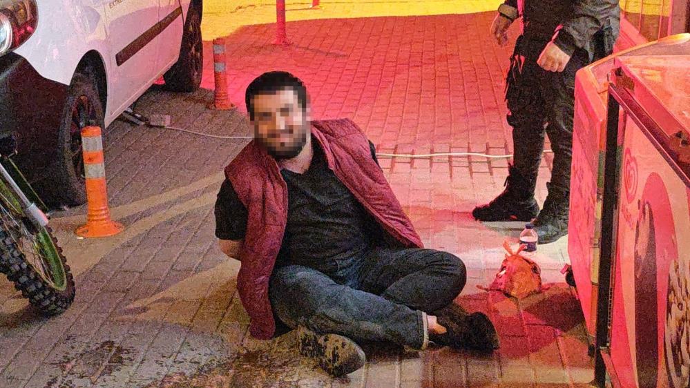 Bursa’da bakkalı kundaklamaya çalıştı, polisler yakaladı