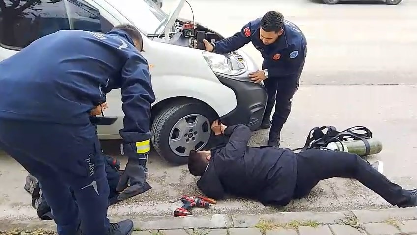 Bursa’da itfaiye ekiplerinin kedi kurtarma operasyonu kamerada Bursa’da itfaiye ekiplerinin kedi kurtarma operasyonu kamerada