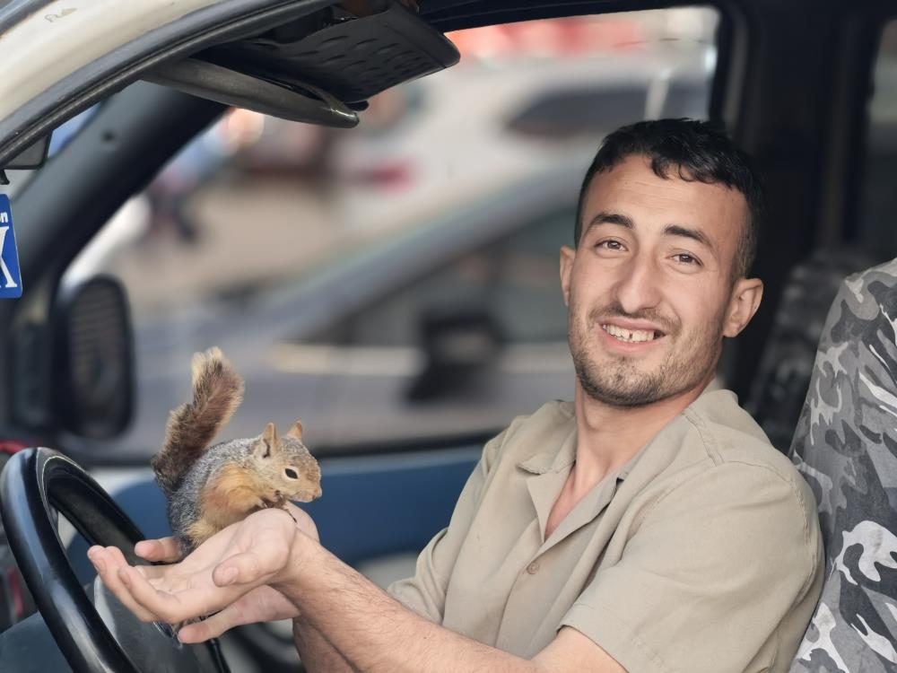 Bursa’da eliyle beslediği sincap, peşini bırakmadı