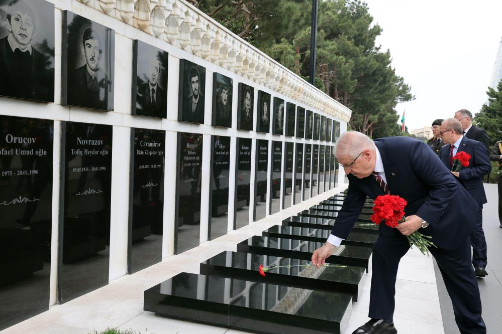 Bakan Güler, Bakü’de Haydar Aliyev’in mezarı ve Türk Şehitliği’ni ziyaret etti Bakan Güler, Bakü’de Haydar Aliyev’in mezarı ve Türk Şehitliği’ni ziyaret etti