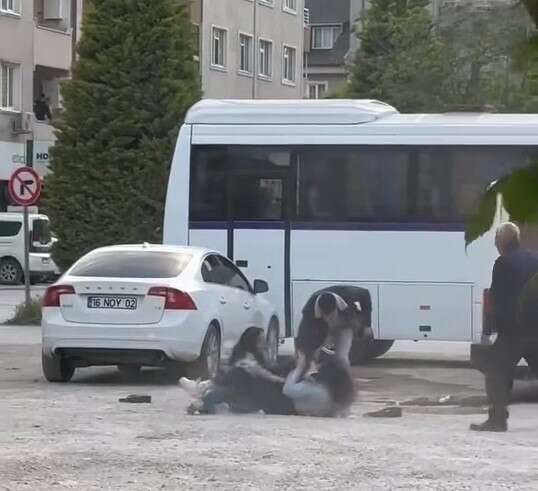 Bursa’da genç kızlar birbirine girdi!