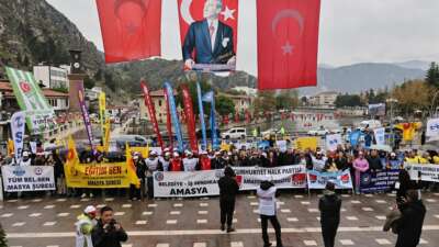 Amasya’da yağmur altında 1 Mayıs kutlaması