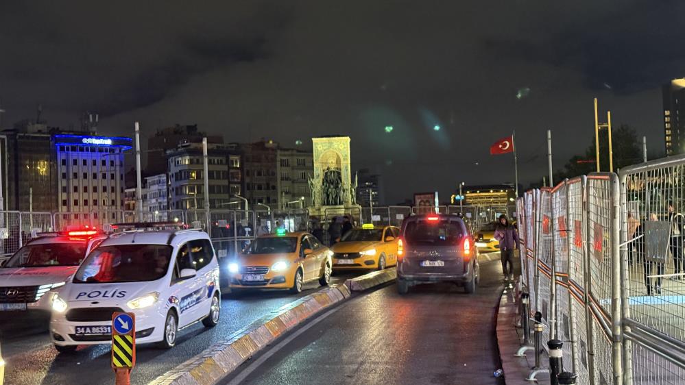 Taksim’de 1 Mayıs tedbirleri için kapatılan yollar açılmaya başladı