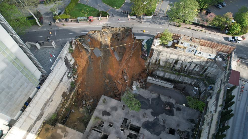 İstanbul’da yol çöktü: Doğalgaz sıkıştı, patlama oldu