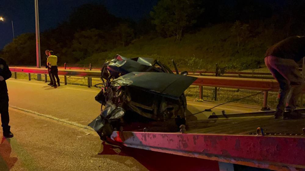 Bursa’da otomobil kağıt gibi ezildi