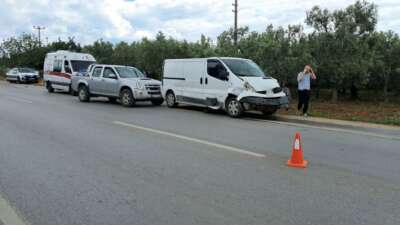 Bursa’da minibüsle kamyonet çarpıştı