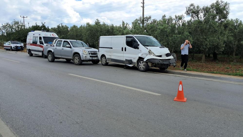 Bursa’da minibüsle kamyonet çarpıştı
