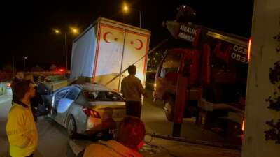 Bursa’da otomobil kamyona çarptı: 2 yaralı