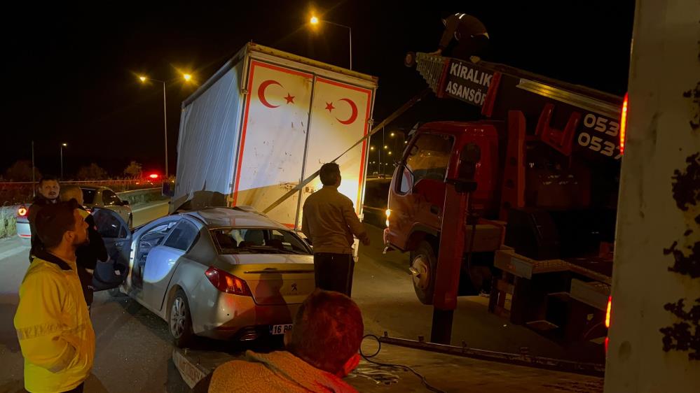 Bursa’da otomobil kamyona çarptı: 2 yaralı