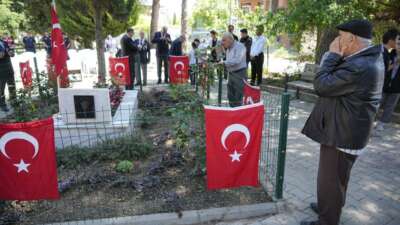 Bursa’da şehidinin adının verildiği okul öğrencilerinden şehide vefa